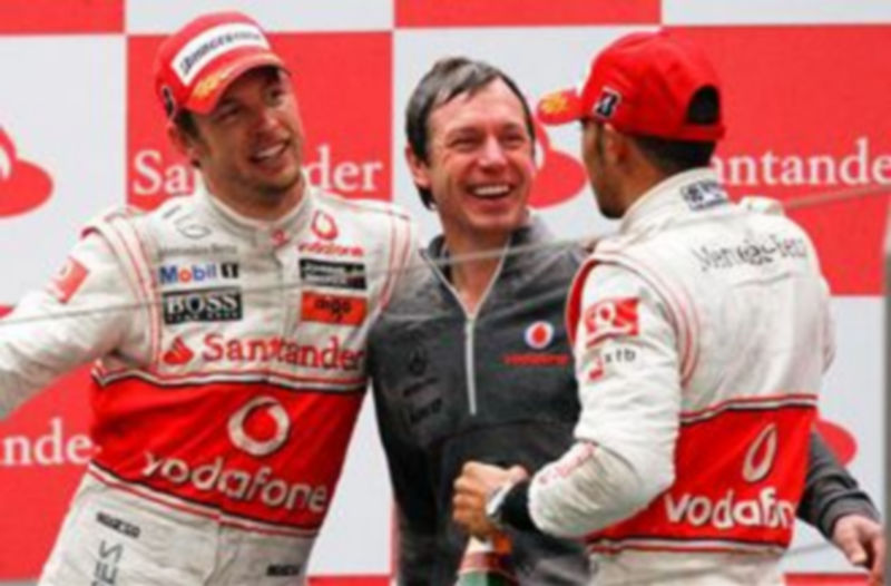 Los pilotos británicos de Fórmula Uno Jenson Button (izq) y Lewis Hamilton (dcha) de la escudería McLaren Mercedes (izq) se abrazan al jefe de los mecánicos de su equipo Tim Goss./EFE