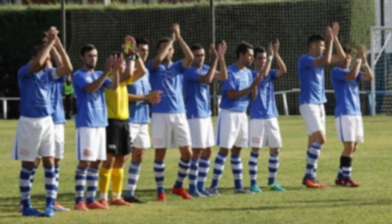 Los jugadores del CD La Granja saludan a la afición antes de un partido. / NEREA LLORENTE