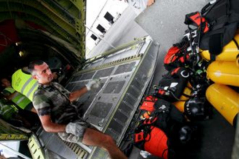 Miembros del Ejército francés cargan material en una avioneta para trasladarse a las islas Comoras y trabajar en las labores de rescate del Airbus A-310./ EFE