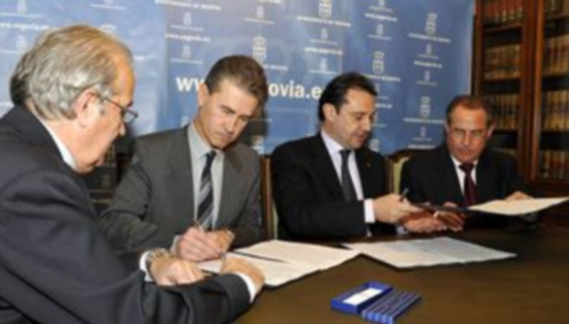 Un momento de la firma del convenio. / JUAN MARTÍN