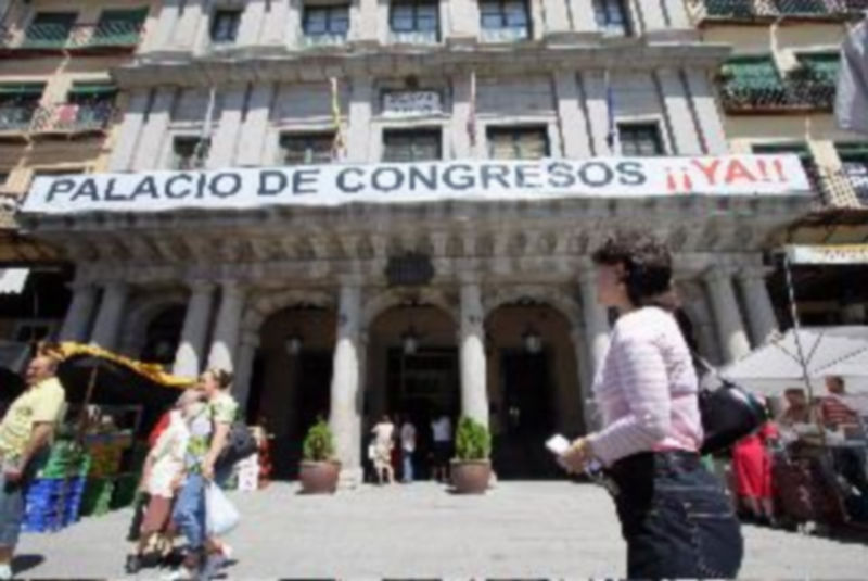 Imagen de la pancarta instalada esta mañana en la Casa Consistorial. / FERNANDO PEÑALOSA