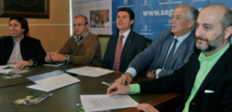 Representantes de las cinco institucioes han firmado el acuerdo para la prevención de conumo de alcohol entre menores./ KAMARERO