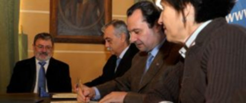 Los bolardos ‘inteligentes’ tienen fecha de caducidad 1 Un momento de la firma./ KAMARERO