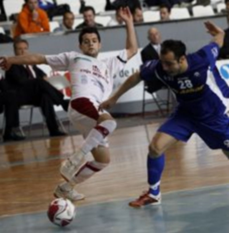 David trata de anticiparse a la acción del jugador en Azkar en la imagen de archivo. / Liga Nacional de Fútbol Sala