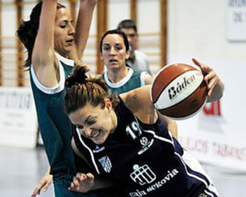 La pivot Mari Carmen Muñoz se hace un hueco para entrar a canasta