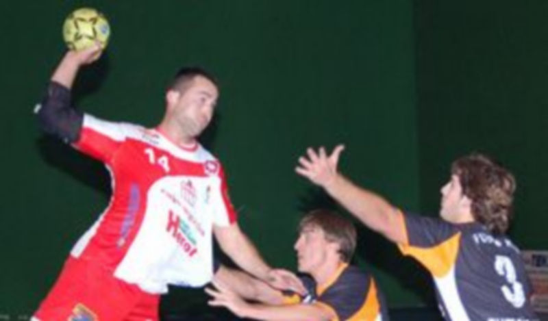 Carlos Villagrán intenta el lanzamiento a portería en un partido anterior. / Amador Marugán