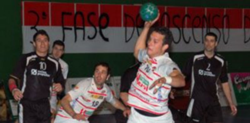 El conjunto navero superó la presión de una defensa mixta y volvió a remeter en ataque por el centro./A. Marugán.