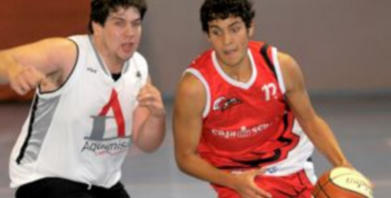 Jugada del último partido en casa del CD Base Caja Segovia. / Kamarero