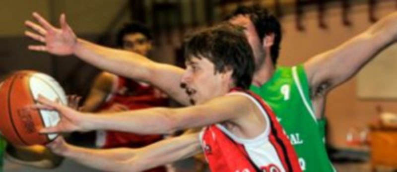 Jugada del partido del sábado entre el CD Base Caja Segovia y el Caja Rural-Vivir el Vino. / Kamarero