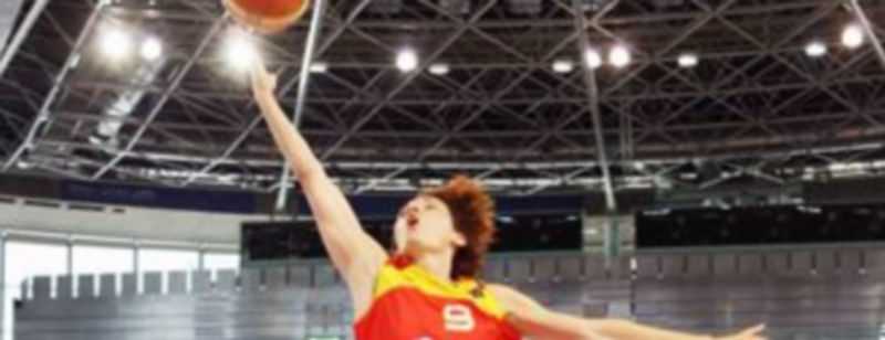 Elisa Aguilar entra a canasta durante un encuentro anterior de España ante el combinado cubano. /El Adelantado