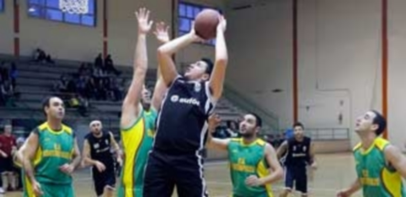 Imagen del encuentro que disputaron en Santa Clara el Eufón Cuéllar y el Baloncesto Cantimpalos. / Gabriel Gómez