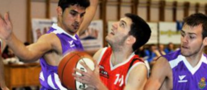 El segoviano Jorge González levanta la vista para buscar la canasta durante el partido de ayer. /Kamarero