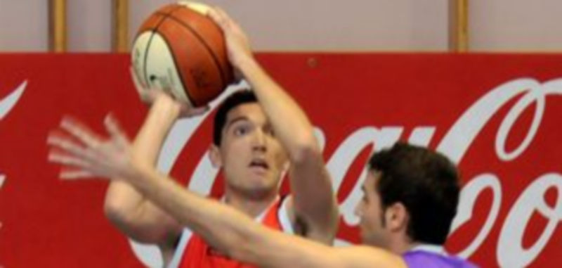 Sergio Mingorría busca dar salida al balón ante un rival vallisoletano. / A. Benavente