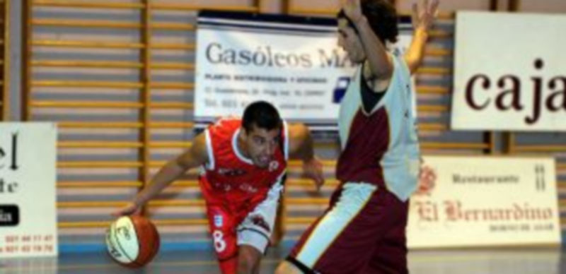 Juan Medina bota el balón durante el partido ante los salmantinos. / Kamarero