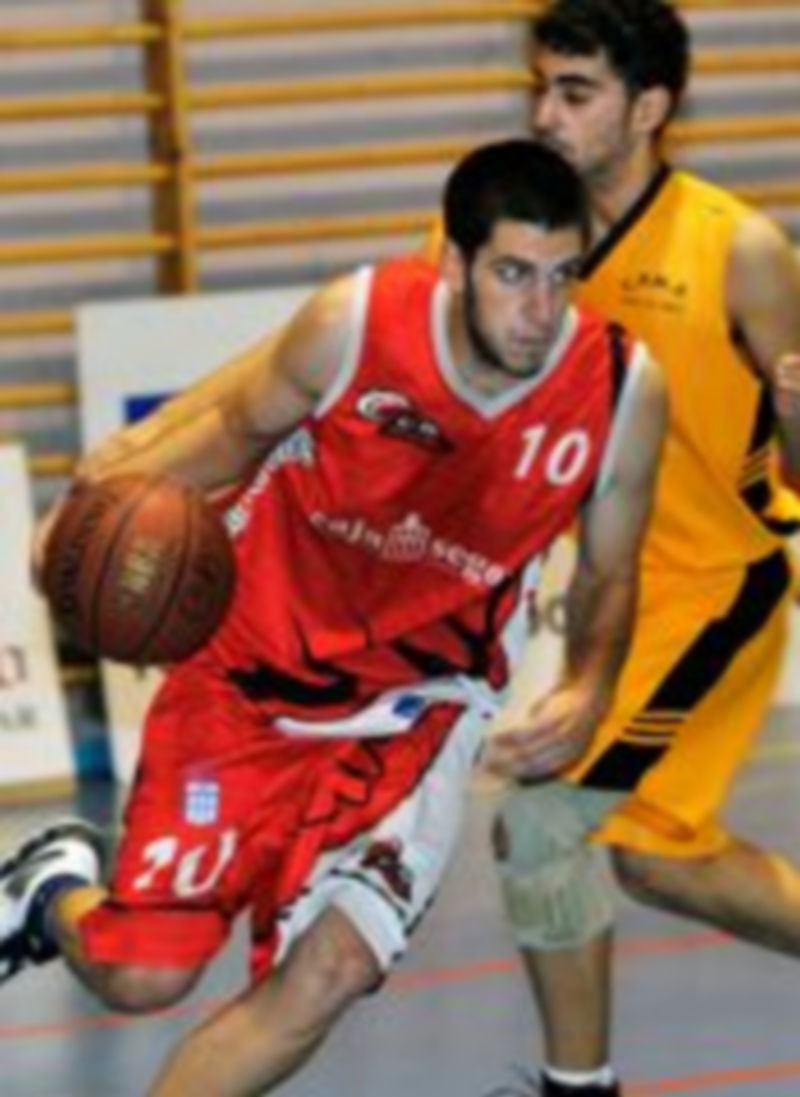Jorge González bota el balón durante el partido del sábado. / Kamarero