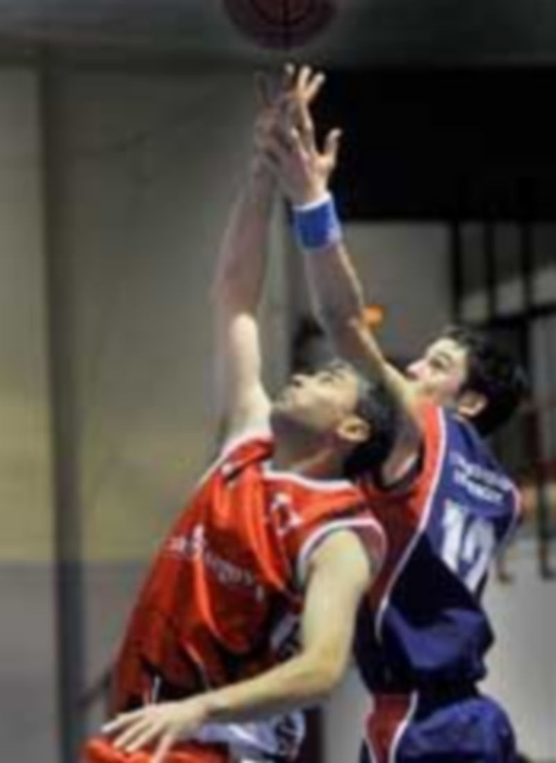 El segoviano Diego Lucía se eleva junto a un rival del Universidad de Burgos. / K.