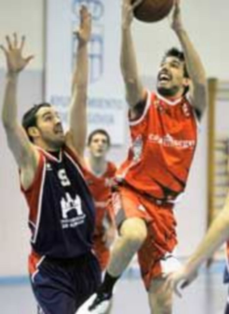 Juan Medina salta hacia la canasta para realizar una bandeja. / Kamarero