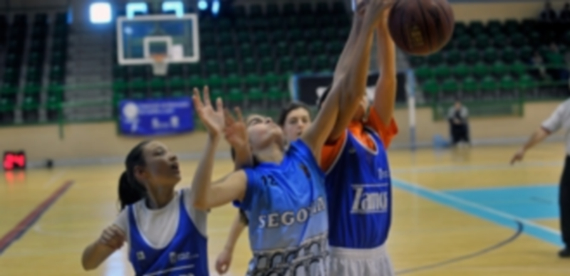 Una jugada del partido de las selecciones femeninas de Segovia y Zamora. / K.