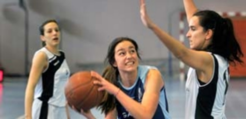 Imagen de un encuentro de la competición provincial senior femenina de baloncesto. / Kamarero
