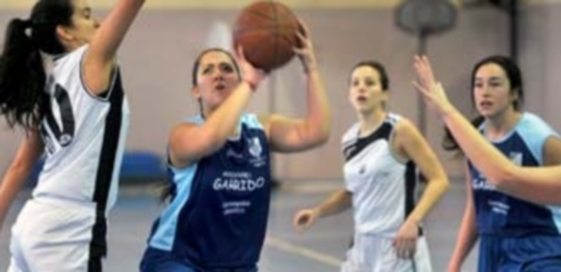 Jugada de un encuentro de esta temporada del conjunto senior provincial femenino de baloncesto del Unami. / Kamarero