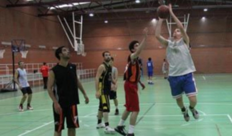 Una jugada de uno de los encuentros del torneo 3x3 que se disputó en el pabellón María Martín. / El Adelantado