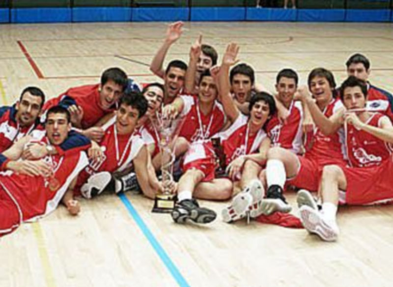 El conjunto del CD Base que se proclamó ganador del torneo en tierras catalanas. /