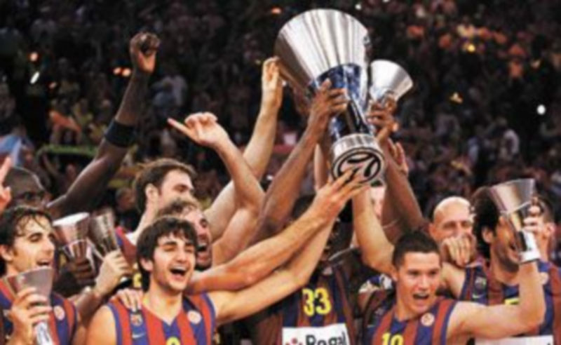 Los jugadores del Barcelona festejan el título y posan con la copa de ganadores. / Reuters