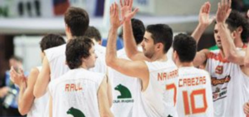 Los jugadores del combinado patrio celebran la victoria frente a Eslovenia. / Juanjo Martín (Efe)