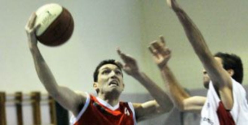 Mingorría se eleva a canasta en una acción de ataque del CD Base. / J. Martín