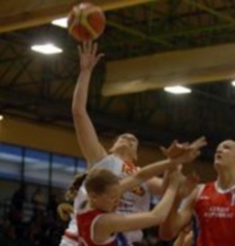 Anna Montañana lanza a canasta sobre una jugadora checa en el amistoso jugado por España en el P. Delgado / Juan Martín