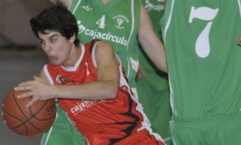 Fernando Yagüe intenta darle salida al balón defendido por Sierra y Ruiz. / J. Martín.