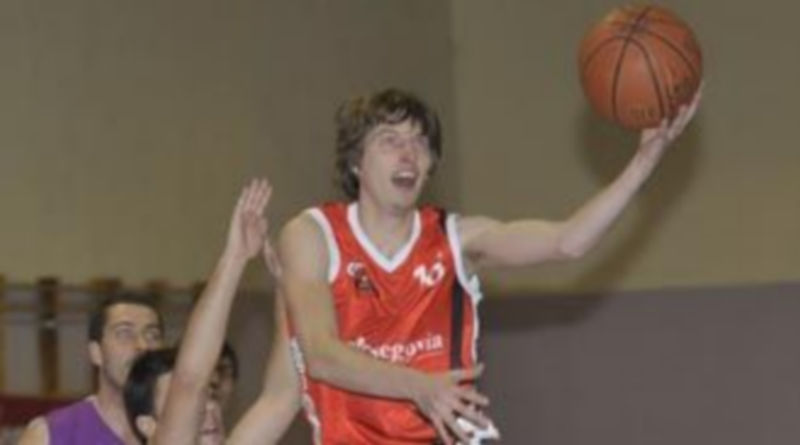 El segoviano Del Campo busca la canasta durante el partido del CD Base ante el Zaratán Las Contiendas. / Juan Martín.