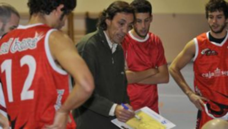 Juan Carlos Manrique da instrucciones a sus hombres durante un tiempo muerto. / Juan Martín