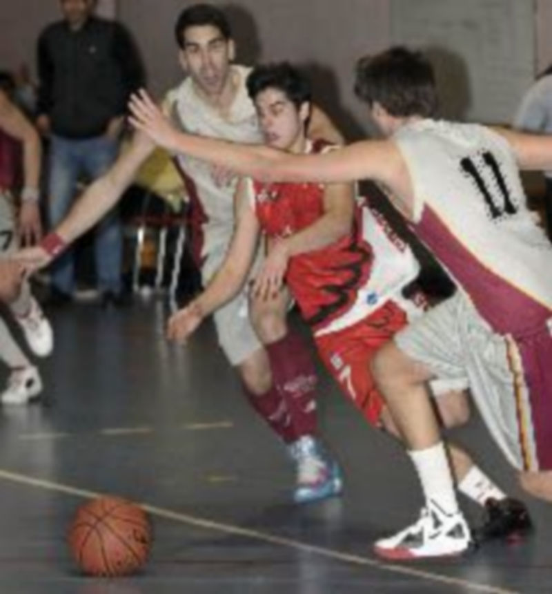 Fernando Yagüe se hace un hueco entre la defensa del Universidad de Salamanca. / Juan Martín