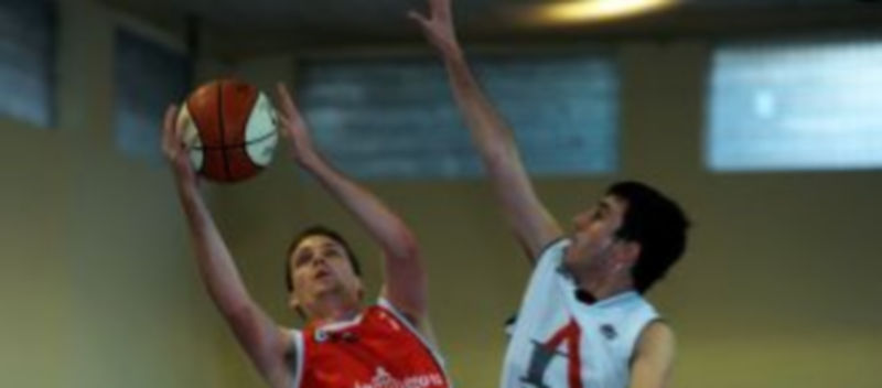 Jorge Sánchez se estira para encontrar un hueco y lanzar a canasta. / Kamarero