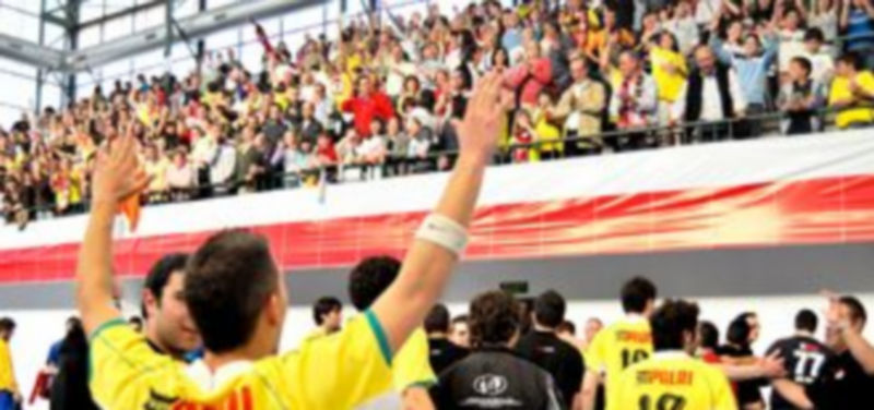 La afición del Nava ovaciona a sus jugadores en la imagen de archivo. / kamarero