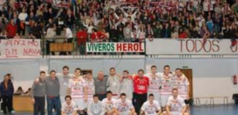 Los aficionados naveros volvieron a mostrar su apoyo al equipo llenando el pabellón Municipal de Nava de la Asunción. / A. Marugán.