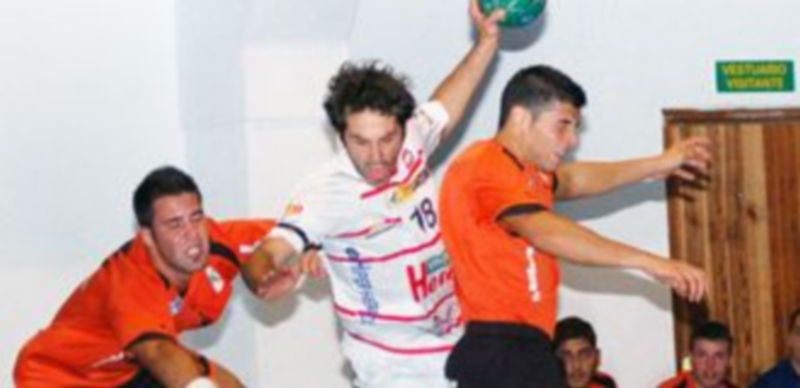 El extremo navero Alberto García busca hueco entre dos rivales durante un partido anterior. / A. Marugán