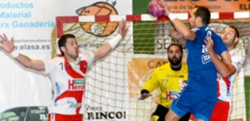 Un jugador de Palma del Río se eleva ante la defensa de  Carlos Domínguez