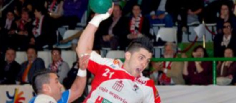 Un jugador del Balonmano Nava lanza a portería durante la pasada fase de ascenso celebrada en Segovia. / A. Marugán