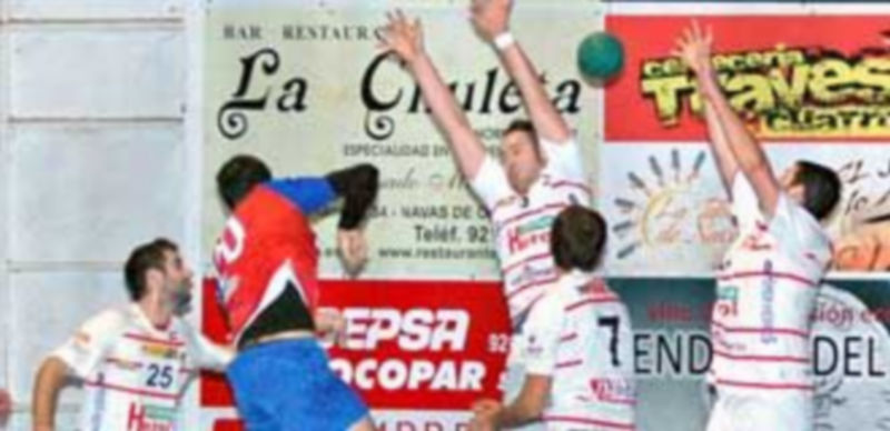 Jugada defensiva del Viveros Herol Balonmano Nava