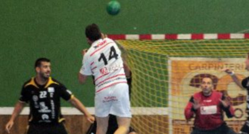 El jugador del Viveros Herol Nava intenta el lanzamiento sobre el marco contrario. / BM Nava