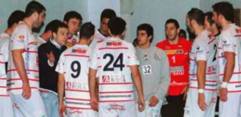 Nacho González conversa con sus jugadores durante un tiempo muerto. / A. Marugán