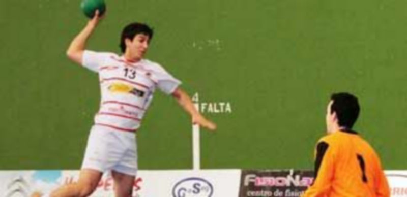 Un jugador del Arexna Nava se eleva antes de lanzar a puerta. / BM Nava