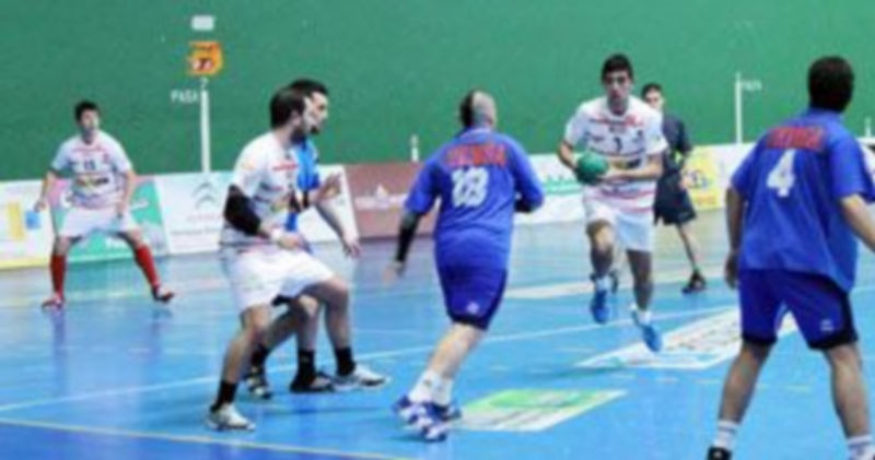 Una jugada de un partido anterior del Arexna Nava ante el BM Aranda. / BM Nava