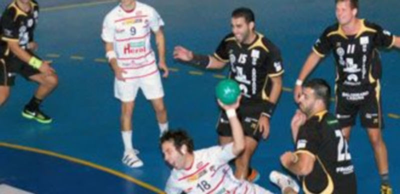 La defensa tinerfeña no pudo neutralizar las circulaciones que los naveros realizaron por el centro. / A. Marugan