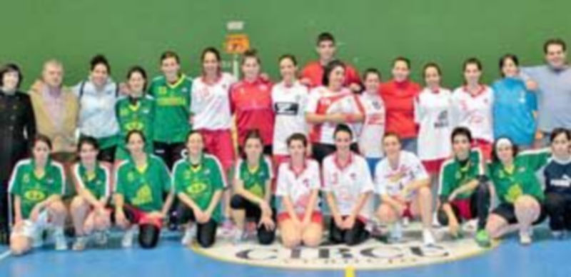 Foto de familia con las jugadoras veteranas del Club Balonmano Nava que participaron en el amistoso. / El Adelantado