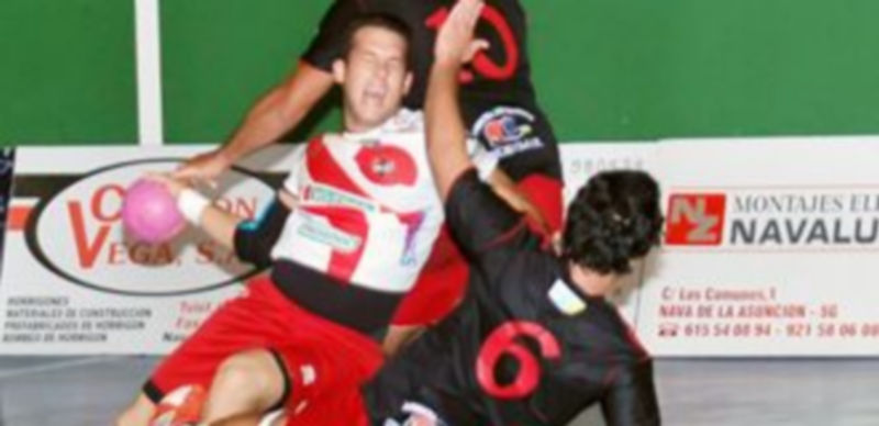 La intensidad del juego de ataque del equipo navero llegó a la portería del Lanzarote por todas las zonas.  / A. MARUGÁN