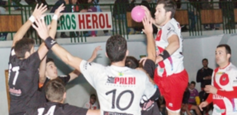 Ismael Villagrán preparando el lanzamiento desde los siete metros ante la barrera del Salamanca. / A. MARUGÁN