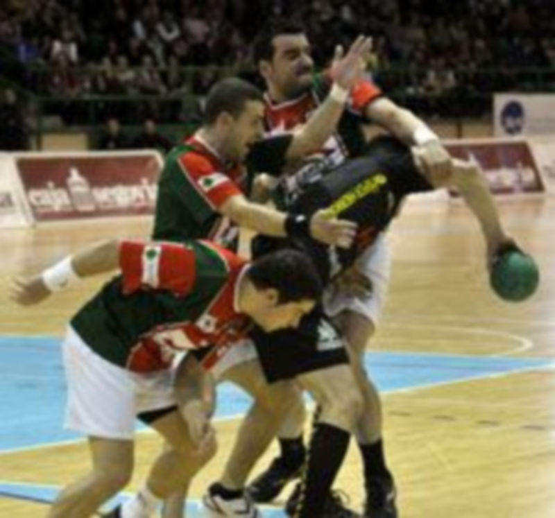 Tres jugadores del Paraxe Construcciones Balonmano Chapela sujetan a un rival del Viveros Herol Nava en una acción defensiva. / Juan Martín
